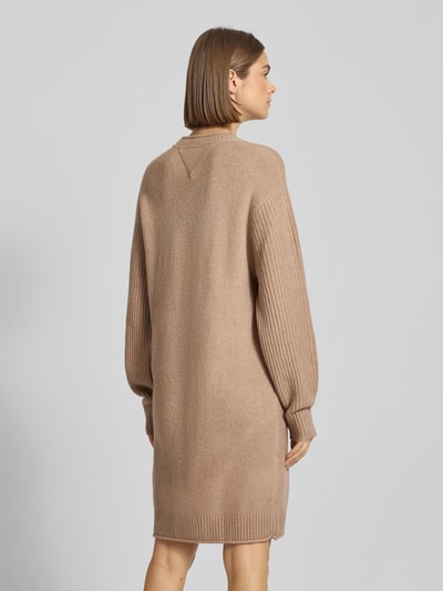 Tommy Jeans Relaxed Fit Strickkleid mit Woll-Anteil Camel 5