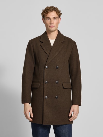 Männermodel trägt Regular Fit Mantel mit Reverskragen von Lindbergh in Dunkelbraun, doppelte Knopfleiste, Pattentaschen, Ganzkörperansicht von vorne. Rückenlänge bei Größe M: 94 cm, Schulterbreite: 45 cm, Brustweite: 52 cm, Ärmellänge: 66 cm.