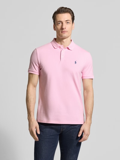 Männermodel trägt Slim Fit Poloshirt aus Baumwoll-Mix von Polo Ralph Lauren, Optik: Unifarben, Logo-Detail, Piqué, Ganzkörperansicht von vorne.