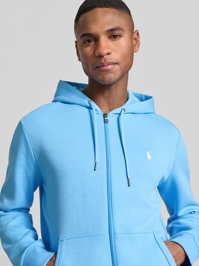 Męski model nosi Regular Fit Sweatjacke aus Baumwoll-Mix von Polo Ralph Lauren, efekt: jednolity kolor, zamek błyskawiczny, wyhaftowane logo, kaptur z tunelem, długi rękaw, wykończenie: dzianina dresowa, mieszanka bawełny, zbliżenie na górną część ciała