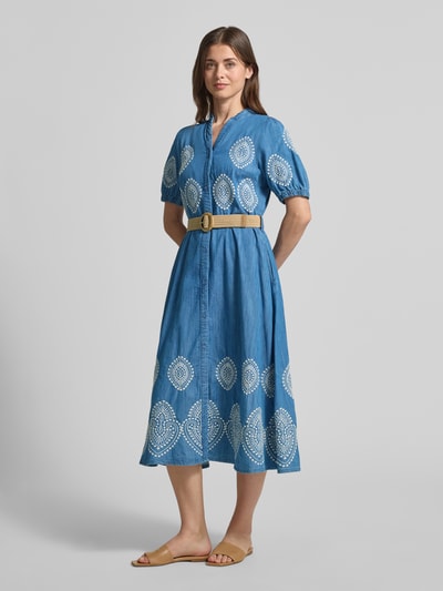 Frauenmodel trägt Midikleid in Denim-Optik mit Lyocell-Anteil von More & More, florales Stitching, tailliert, Ganzkörperansicht von vorne.