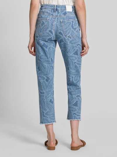 Modelka nosi Slim Fit Jeans im 5-Pocket-Design mit Fransensaum od Marc Cain, bawełna z domieszką stretchu, jasnoniebieski, wzór, szerokość w rozmiarze 36: 35 cm, długość nogawki wewnętrznej: 66 cm, pełen widok sylwetki od tyłu