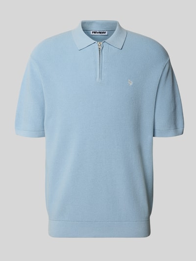 Produktfoto, Boxy Fit Poloshirt mit Logo-Stitching von REVIEW, jasnoniebieska bawełna, pudełkowy krój, kołnierzyk polo, zamek błyskawiczny, wyhaftowane logo, długość tyłu w rozmiarze M: 67 cm