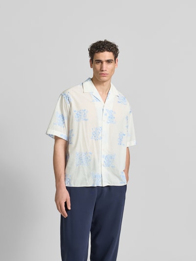 Männermodel trägt Freizeithemd mit Allover-Motiv-Stitching von Kenzo aus Baumwoll-Mix, Relaxed-Fit, Reverskragen, kurzärmelig, Ganzkörperansicht von vorne.