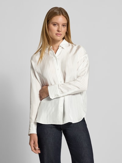 Frauenmodel trägt Gestreifte Bluse aus Viskose - curated by Viky Rader von Style Icon Collection mit Knopfleiste, weiß, Ganzkörperansicht von vorne. Viskose-Mix, Relaxed Fit, Hemdblusenkragen, überschnittene Schultern, 1-Knopf-Manschetten, Rückenlänge 65 cm, Ärmellänge 53 cm.
