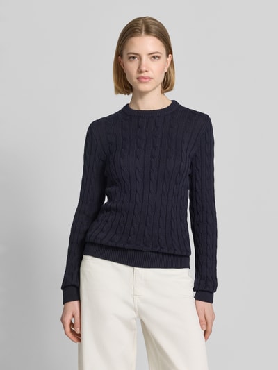 Vrouwenmodel draagt Strickpullover mit Zopfmuster und Rundhalsausschnitt van Jake*s Casual, rechte fit, katoen, blauw met reliëfstructuur, geribde boorden, voorkant volledige lichaamsopname.