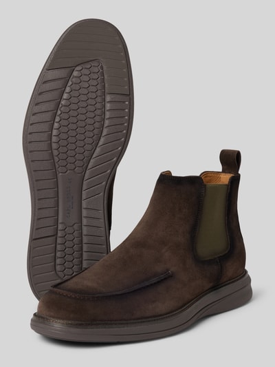 Produktfoto, braune Chelsea Boots aus echtem Leder Modell 'URAX' von Carl Gross mit elastischem Einsatz, glatter Sohle und abgerundeter Form, Absatzhöhe 3 cm, Schafthöhe 11 cm, Schaftweite 12 cm