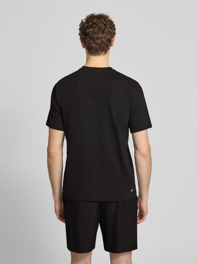 Männermodel trägt Regular Fit T-Shirt aus Baumwoll-Mix von Lacoste Sport, unifarben schwarz, schnelltrocknend, Ganzkörperansicht Rückansicht