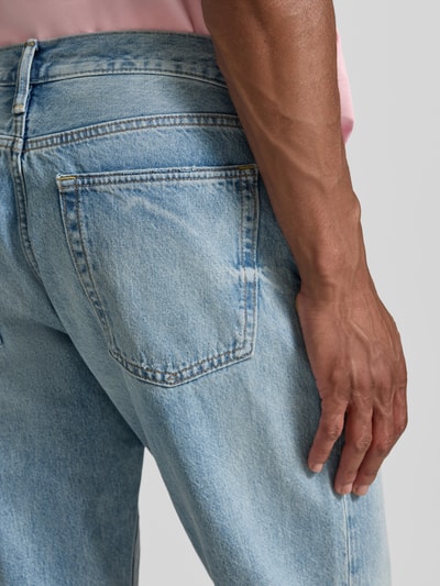 Männermodel trägt Straight Fit Jeans im Used-Look von GAP, hellblau, Reine Baumwolle, Relaxed-Fit, 5-Pocket-Design, Nahaufnahme Rückansicht.
