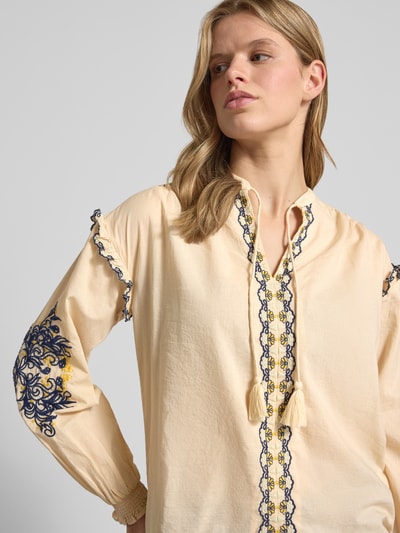 Frauenmodel trägt Loose Fit Tunika aus reiner Baumwolle Modell 'BELIZA' von Pepe Jeans, Optik: Unifarben, floral-Stitching, Ganzkörperansicht von vorne.
