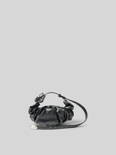 Produktfoto, schwarze Shoulder Bag mit Raffungen von Diesel, silbernes Logo-Detail, verstellbarer Riemen, Reißverschlussfach, strukturierte Oberfläche
