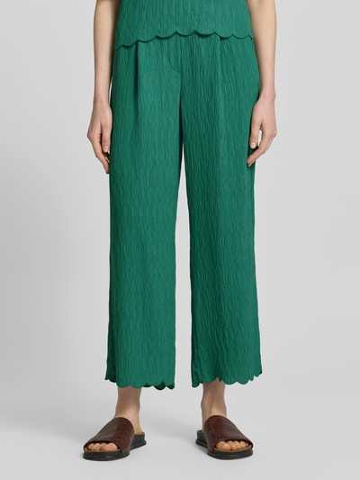 Frauenmodel trägt grüne Stoffhose aus Viskose-Mix mit Strukturmuster und Wellensaum von JAKE*S STUDIO WOMAN, Wide Leg Fit, Ganzkörperansicht von vorne.