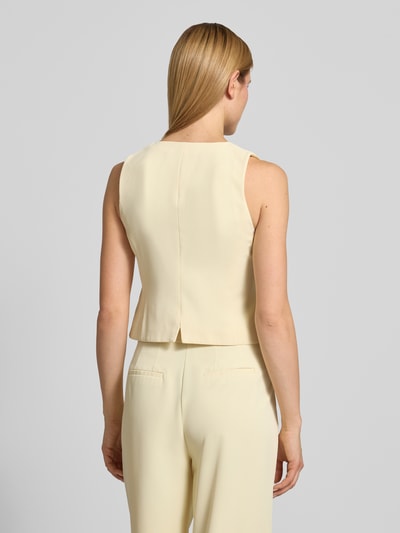 Frauenmodel trägt Regular Fit Weste mit V-Ausschnitt von Christian Berg Cocktail aus Elastischer-Material-Mix in Creme, Ganzkörperansicht Rückansicht. Rückenlänge bei Größe 36: 46 cm.