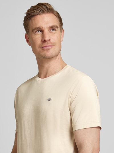 Gant T-shirt o kroju regular fit z efektem melanżu Piaskowy 3