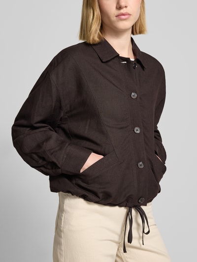 Frauenmodel trägt Jacke mit Umlegekragen Modell 'Nisari' von Someday in Dunkelbraun aus Baumwolle, Knopfleiste, Nahaufnahme Oberkörper.