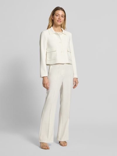 Frauenmodel trägt Blazer mit Pattentaschen Modell 'RITA' von GUIDO MARIA KRETSCHMER WOMAN in Creme, Material-Mix, gerader Schnitt, Ganzkörperansicht von vorne