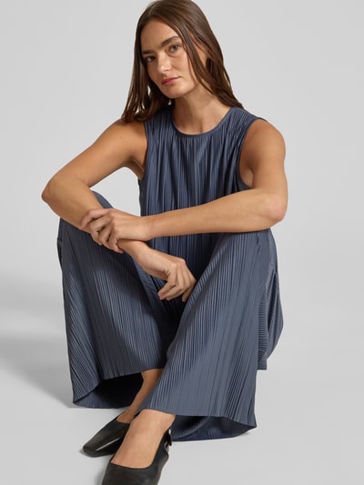 Frauenmodel trägt Blusenshirt mit Rundhalsausschnitt Modell 'SAUMA' von Samsøe Samsøe, Dunkelblau, feine Plissee-Struktur, Elastischer-Material-Mix, Gerader-Schnitt, Raffungen, Rundhalsausschnitt, Schlüsselloch-Ausschnitt auf der Rückseite, Ärmelloses-Design, Rückenlänge bei Größe S: 57 cm, Ganzkörperansicht von vorne.