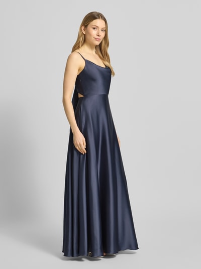Frauenmodel trägt Abendkleid mit Spaghettiträger und tiefem Rückenausschnitt von Laona aus Satin in Marineblau, taillierter Schnitt, Maxikleid, Wasserfall-Ausschnitt, Rückenlänge 159 cm, Brustweite 31 cm, Ganzkörperansicht von vorne.