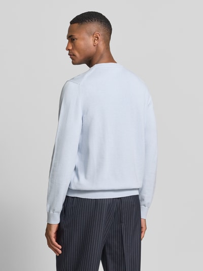 Männermodel trägt Regular Fit Strickpullover aus Baumwoll-Mix von Lacoste, Optik: Unifarben, Logo-Stitching, Ganzkörperansicht Rückansicht.