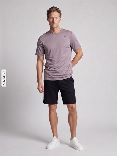 Männermodel trägt T-Shirt mit Logo-Print und Rundhalsausschnitt von NIKE TRAINING in Lila und Schwarz, gerader Schnitt, Ganzkörperansicht von vorne, KI-modifiziertes Bild.