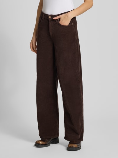 Frauenmodel trägt Wide Leg Cordhose aus Baumwoll-Mix Modell 'HOPE' von ONLY in Dunkelbraun mit Cordstruktur, Ganzkörperansicht von vorne. Damen Cordhose von ONLY