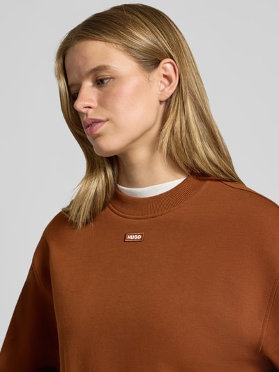 Frauenmodel trägt Regular Fit Sweatshirt aus reiner Baumwolle Modell 'Delessa_B' von HUGO in Braun, glatte Textur, Nahaufnahme Oberkörper, Damen Sweatshirt von HUGO Blue.