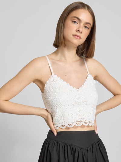 Frauenmodel trägt Slim Fit Trägertop aus Viskose-Mix Modell 'HONEY' von Only in Weiß mit verstellbaren Spaghettiträgern, Nahaufnahme Oberkörper.