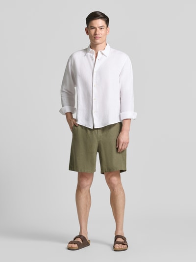 Männermodel trägt Leinenshorts mit elastischem Bund von GAP in Olivgrün, Loose-Fit, Baumwolle-Leinen-Mix, Ganzkörperansicht von vorne.