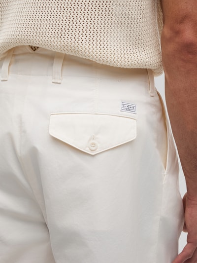 Mężczyzna nosi Loose Fit Hose mit Bundfalten von Tommy Hilfiger, efekt: jednolity kolor, zakładka w pasie, 100% bawełna, kieszeń z patką, zapięcie na guzik, wpuszczane kieszenie, widok z tyłu, zbliżenie na kieszeń