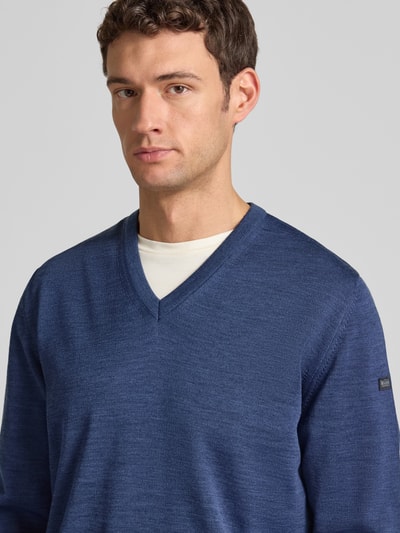 Mannelijk model draagt Strickpullover aus Schurwolle mit V-Ausschnitt van MAERZ Muenchen in blauw, regular fit, Nahaufnahme bovenlichaam.