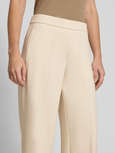 Frauenmodel trägt Wide Fit Stoffhose mit Viskose-Anteil Modell 'Charlie' von Someday, Elastischer-Material-Mix, Bügelfalten, Nahaufnahme Oberkörper.