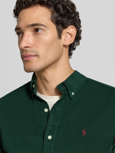 Männermodel trägt dunkelgrünes Custom Fit Freizeithemd aus reiner Baumwolle von Polo Ralph Lauren, Nahaufnahme Oberkörper.