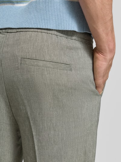 Männermodel trägt Hose mit elastischem Bund Modell 'PILOU' von Casual Friday, Material-Mix mit Leinen-Anteil, Nahaufnahme Gesäßpartie.