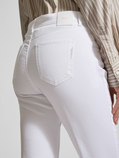 Frauenmodel trägt Flared Fit Jeans mit Lyocell-Anteil Modell 'Mary' von BRAX in Weiß, 5-Pocket-Design, Baumwoll-Lyocell-Anteil, Nahaufnahme Rückansicht.