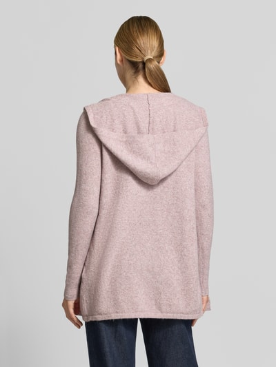 Frauenmodel trägt Regular Fit Cardigan mit Kapuze Modell 'DOFFY' von VERO MODA in hellem Rosa, weiche Textur, Ganzkörperansicht Rückansicht.
