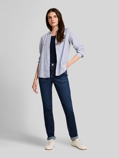 Vrouwenmodel draagt blauwe tapered fit jeans uit mix van katoen en modal, rechte pijpen, effen kleur, Tapered Fit Jeans uit katoenmix model 'MAYA' van Tom Tailor, dames tapered fit jeans, full-body frontaal.