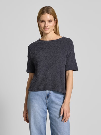 Frauenmodel trägt Boxy Fit Pullover aus Baumwoll-Mix-Frottee von Marc O'Polo, Optik: Unifarben, Frottee-Textur, Nahaufnahme Oberkörper.