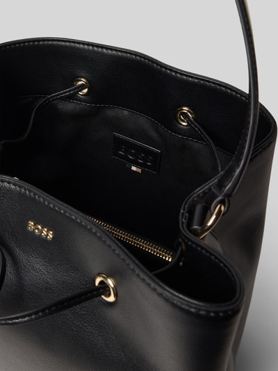Produktfoto, Henkeltasche mit Label-Applikation Modell 'SANDY BUCKET' von BOSS in Optik: Unifarben, rechteckige Form, Kunstleder, Hauptfach mit Reißverschluss, Tunnelzug, Innenfach, Standfüße, Tragehenkel, strukturierte glatte Textur