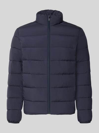 Produktfoto, dunkelblaue Regular Fit Steppjacke mit Stehkragen von Tom Tailor Denim, glatte Oberfläche, horizontale Steppnähte, Herren Daunenjacke.