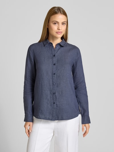 Frauenmodel trägt Leinenbluse mit Label-Detail und Hemdblusenkragen von Fynch-Hatton in Dunkelblau, leicht strukturierte Oberfläche, Regular Fit, Knopfleiste, abgerundeter Saum, reine Leinen-Textur, Ganzkörperansicht von vorne.