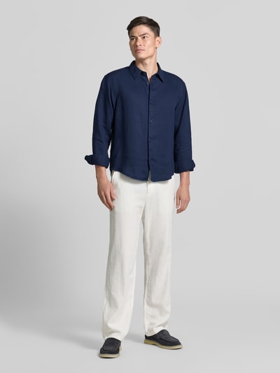 Männermodel trägt Regular Fit Leinenhemd mit Kentkragen von GAP, reine Leinen, Knopfleiste, dunkelblau, Ganzkörperansicht von vorne.