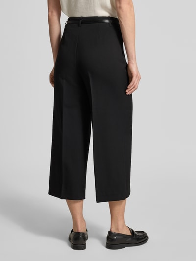 Frauenmodel trägt Regular Fit Culotte mit Viskose-Anteil Modell 'ELMA' von Vero Moda, Optik: Unifarben, Materialverarbeitung: Twill, Ganzkörperansicht Rückansicht.
