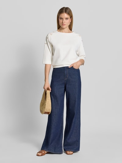 Vrouwenmodel draagt Sweatshirt mit Lochstickerei und 3/4-Arm van Zero, dames sweatshirt van katoenmix, loose fit, ronde hals, ajourwerk, 3/4-mouw, wit met rechte vormen en gladde textuur, volledig lichaamsaanzicht van voren.