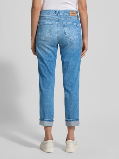 Kobieta modelka nosi Straight Fit Jeansy w 5 kieszeni Model 'Darlene' od Angels, mieszanka bawełny z dodatkiem streczu, skrócony krój, widok całej sylwetki z tyłu