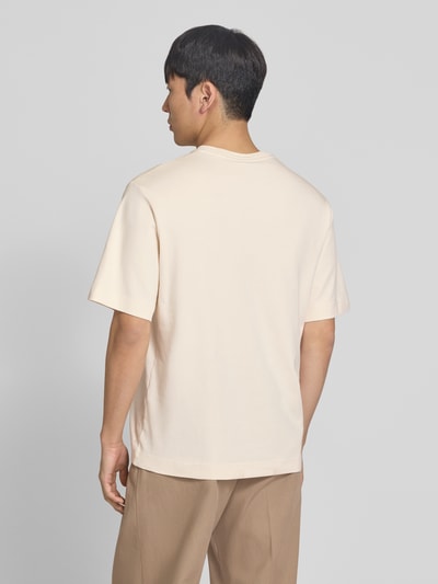 Männermodel trägt T-Shirt mit Logo-Print und Rundhalsausschnitt von Profuomo aus Reine Bio-Baumwolle, Relaxed-Fit, Rückansicht, Rückenlänge 70 cm bei Größe M.