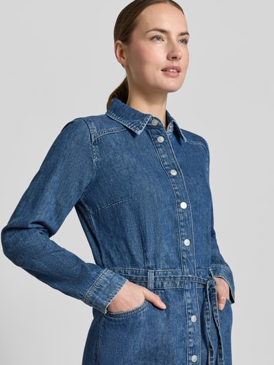 Frauenmodel trägt Jeanskleid mit Taillengürtel von Tom Tailor Denim in reinem Baumwoll-Denim, Knopfleiste, 5-Pocket-Design, Nahaufnahme Oberkörper