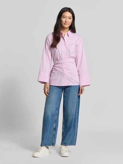 Vrouwenmodel draagt Barrel Jeans aus Baumwoll-Lyocell-Mix Modell 'Lolah' van OPUS in lichtblauw, rechte wijde pijpen, glad oppervlak, Ganzkörperansicht van voren, Dames.