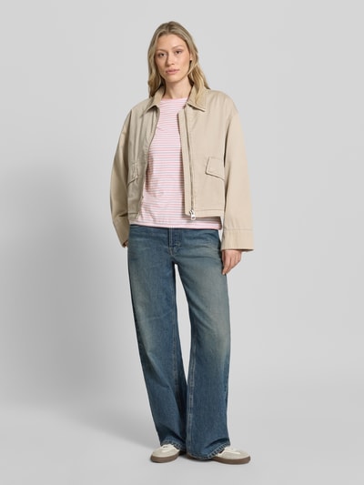 Frauenmodel trägt T-Shirt mit Rundhalsausschnitt von Christian Berg Woman, Reine Baumwolle, Regular-Fit, Rollsaum, Ganzkörperansicht von vorne.