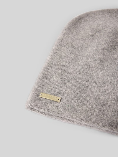 Produktfoto, Doppelt gestrickte Beanie aus reinem Kaschmir von Seeberger in Hellgrau, Label-Detail in metallic, Strick-Optik, weiche Textur