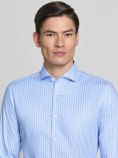 Mannenmodel draagt Slim Fit Businesshemd aus Baumwoll-Mix Modell 'HANK-SP-C1' van BOSS in tweekleurige look met streepmotief, lange mouw, overhemdkraag, doorlopende knoopsluiting, lengte longline, achterpas, manchet verstelbaar, katoenmix. Nahaufnahme Oberkörper.